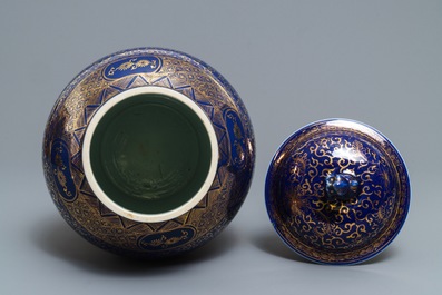 Un vase couvert en porcelaine de Chine &agrave; d&eacute;cor dor&eacute; sur fond bleu poudr&eacute;, marque de Kangxi, 19/20&egrave;me