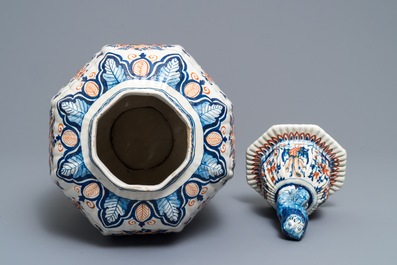 A large Dutch Delft cashmire palette vase and cover, 1st half 18th C.