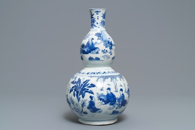 Een Chinese blauwwitte kalebasvaas met figuratief decor rondom, Transitie periode