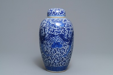 Un pot couvert en porcelaine de Chine bleu et blanc &agrave; d&eacute;cor de ph&eacute;nix, 19&egrave;me