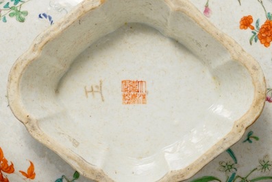 Un bol sur piedouche en porcelaine de Chine famille rose, marque de Jiaqing, 19&egrave;me