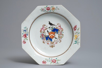 Een paar octagonale Chinese grisaille 'Birckbeck' wapenborden en een famille rose 'Laroche' bord, Qianlong