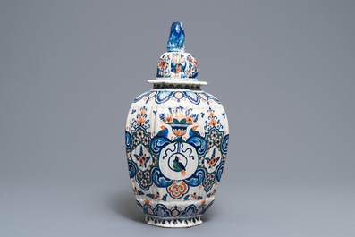 A large Dutch Delft cashmire palette vase and cover, 1st half 18th C.