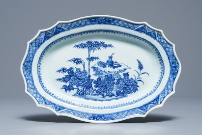 Quatre plats en porcelaine de Chine bleu et blanc, famille rose et grisaille, et une terrine pour le march&eacute; am&eacute;ricain, Qianlong/Jiaqing