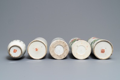 Vier Chinese famille rose en qianjiang cai hoedensteunen en een vaas, 19/20e eeuw
