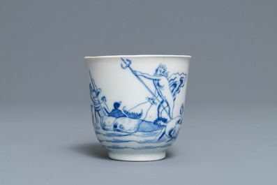 Een Chinese blauwwitte kop en schotel en een bord met mythologisch decor van Neptunus, Qianlong