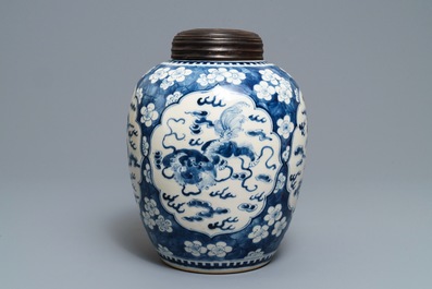 Een Chinese blauwwitte gemberpot met Boeddhistische leeuwen in Kangxi-stijl, 19e eeuw