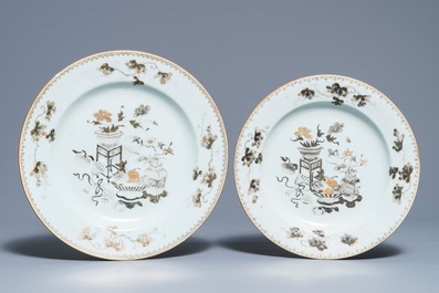 Quatre plats en porcelaine de Chine bleu et blanc, famille rose et grisaille, et une terrine pour le march&eacute; am&eacute;ricain, Qianlong/Jiaqing