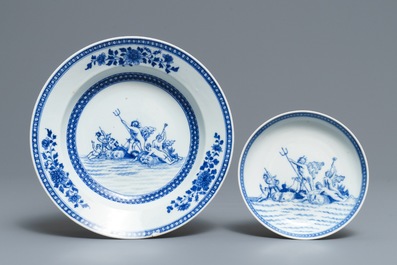 Une assiette et une tasse et soucoupe en porcelaine de Chine bleu et blanc &agrave; d&eacute;cor de Neptune, Qianlong