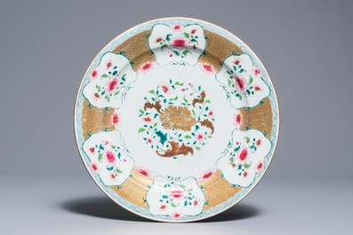 Deux plats et six assiettes en porcelaine de Chine famille rose, Yongzheng/Qianlong