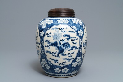 Un pot &agrave; gingembre en porcelaine de Chine bleu et blanc de style Kangxi, 19&egrave;me