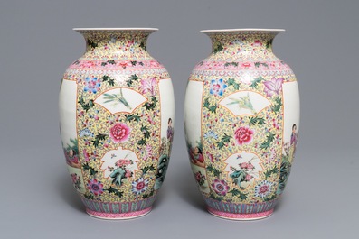 Een paar fijne Chinese famille rose vazen, Qianlong merk, Republiek, 20e eeuw