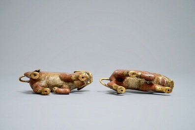 Een paar Chinese modellen van qilins in cloisonn&eacute; en verguld brons, Qianlong