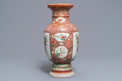 Un vase en porcelaine de Chine famille rose coquille d'oeuf, marque de Qianlong, R&eacute;publique, 20&egrave;me