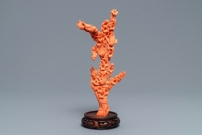 Un groupe en corail rouge sculpt&eacute; figurant une branche fleurie aux oiseaux, Chine, 19&egrave;me