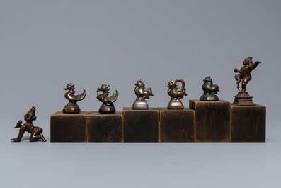 Vijf bronzen gewichten in de vorm van dieren en twee figuren, Birma en India, 19e eeuw