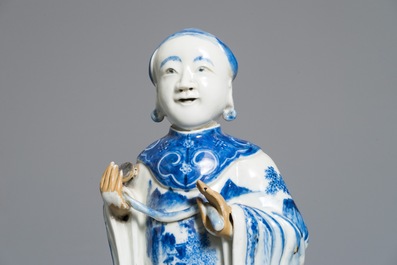 Une paire de figures en porcelaine de Chine bleu et blanc pour le Vietnam, 19&egrave;me