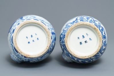 Une paire de vases en porcelaine de Chine bleu et blanc &agrave; d&eacute;cor marin, marque de Kangxi, 19&egrave;me