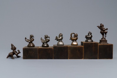 Cinq poids en forme d'animaux et deux figures en bronze, Birmanie et Inde, 19&egrave;me