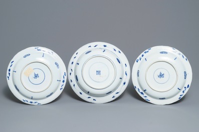 Drie diepe Chinese blauwwitte schotels, Kangxi
