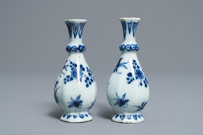 Une paire de vases de forme bouteille octagonale en fa&iuml;ence de Delft en bleu et blanc, 17/18&egrave;me