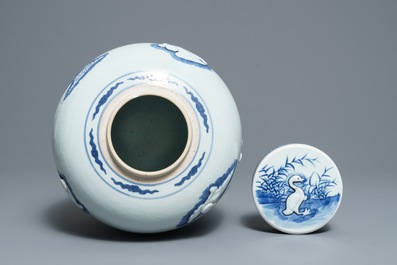 Un pot couvert en porcelaine de Chine bleu et blanc &agrave; d&eacute;cor de canards en relief, 19&egrave;me