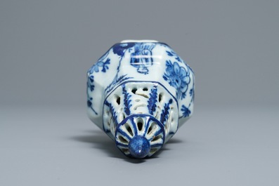 Een octagonale blauwwitte Delftse strooier met chinoiserie decor, 18e eeuw