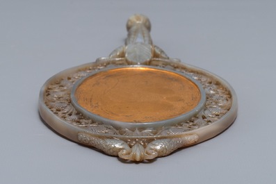 Un miroir &agrave; main en jade gris de style moghol, Chine, 19/20&egrave;me