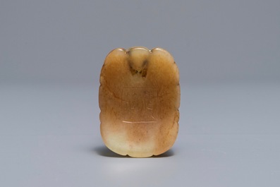 Een Chinese jade amulet met &lsquo;Tiger Charm&rsquo; inscriptie, 19/20e eeuw