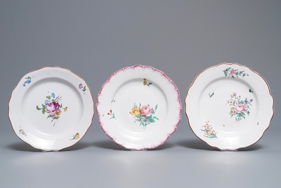 Trois assiettes aux bouquets de fleurs en fa&iuml;ence polychrome de Tournai, 18&egrave;me