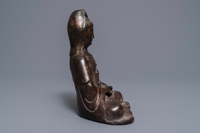 Een Chinese verguld en gelakt bronzen figuur van Guanyin, 18e eeuw