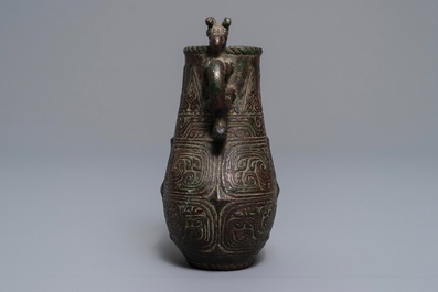 Un vase en bronze de style archa&iuml;que &agrave; d&eacute;cor en relief, Chine, 19&egrave;me