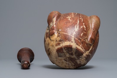 A French quatre-lobed red marble mortar with wooden pestle, 17/18th C.
