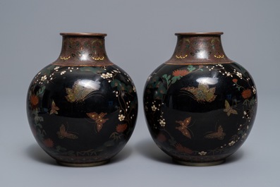Une paire de vases en &eacute;maux cloisonn&eacute;s aux d&eacute;cors de papillons, Japon, Meiji, 19&egrave;me