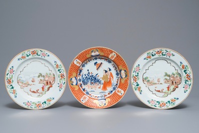 Une paire d'assiettes en porcelaine de Chine famille rose et une de style Imari &agrave; d&eacute;cor 'Dames au Parasol', Qianlong