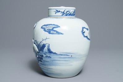 Un pot couvert en porcelaine de Chine bleu et blanc &agrave; d&eacute;cor de canards en relief, 19&egrave;me