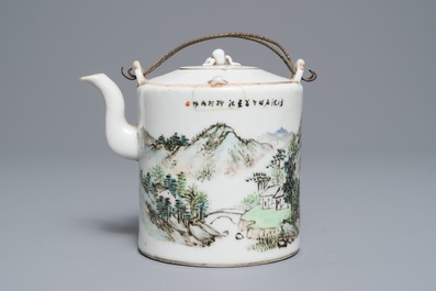 Une th&eacute;i&egrave;re couverte en porcelaine de Chine qianjiang cai, sign&eacute;e Wang Youtang, 19/20&egrave;me