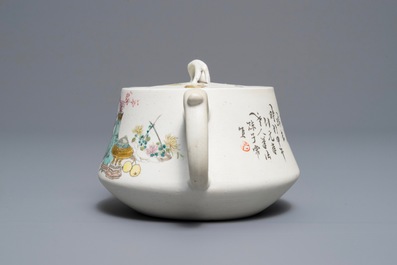 Une th&eacute;i&egrave;re couverte en biscuit &eacute;maill&eacute; de style qianjiang cai, Chine, dat&eacute;e 1894