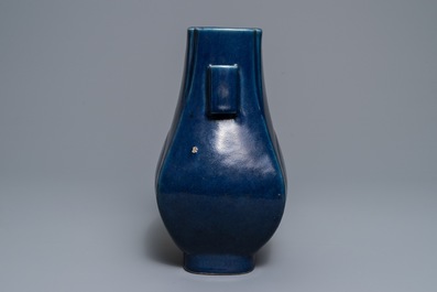 Un vase de forme fanghu en porcelaine de Chine bleu monochrome, marque et &eacute;poque de Guangxu