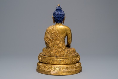 A Sino-Tibetan coral- and turquoise inlaid gilt bronze figure of Buddha, 19/20th C.