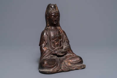 Een Chinese verguld en gelakt bronzen figuur van Guanyin, 18e eeuw