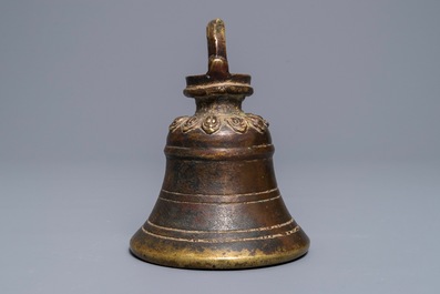 Een Sino-Tibetaanse bronzen bel met sporen van lak en vergulding, 17/18e eeuw
