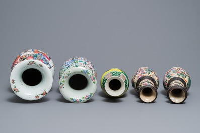 Cinq vases en porcelaine de Chine famille rose et verte, 19&egrave;me
