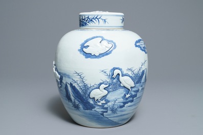 Un pot couvert en porcelaine de Chine bleu et blanc &agrave; d&eacute;cor de canards en relief, 19&egrave;me