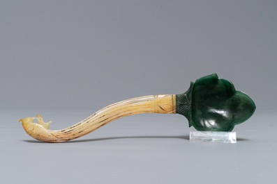 A Mughal two-coloured jade spoon, India, 18/19th C.