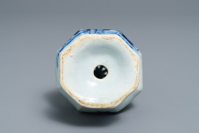 Een octagonale blauwwitte Delftse strooier met chinoiserie decor, 18e eeuw