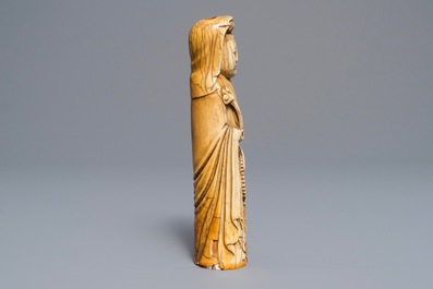 Een Chinese ivoren figuur van een dame, Ming