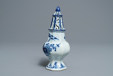 Une saupoudreuse de forme octagonale en fa&iuml;ence de Delft en bleu et blanc, 18&egrave;me