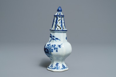 Een octagonale blauwwitte Delftse strooier met chinoiserie decor, 18e eeuw