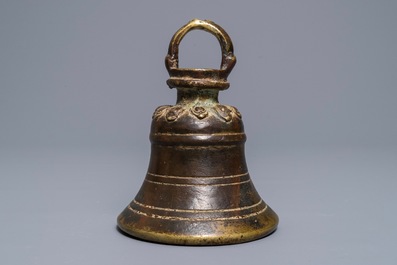 Een Sino-Tibetaanse bronzen bel met sporen van lak en vergulding, 17/18e eeuw